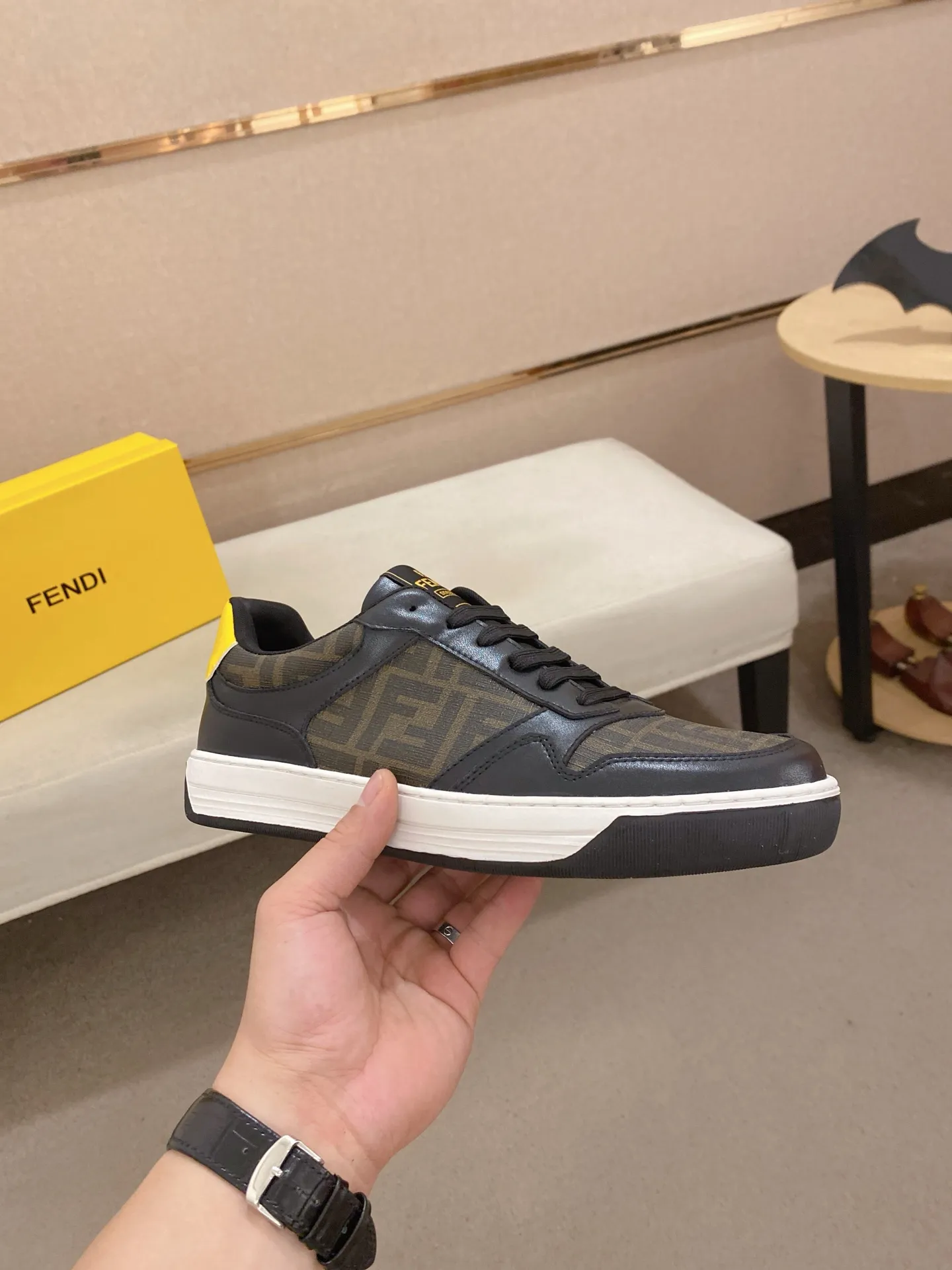Men's shoes 💰 420💰 (FENDI) New style 👊🏻 upper 🇮🇹 imported cowhide fabric 🇩🇪 lining imported sheepskin lining. The original outsole is molded to highlight the identity of every man, and the upper foot is stable and stable🚶🏻🚶🏻The high-end custom counters reproduce the original version📯No matter the wind or rain, the shoe last remains unchanged and can withstand the verification of time🔍️,🔵 Size: 38-44 (45 is custom-made and cannot be returned or exchanged
